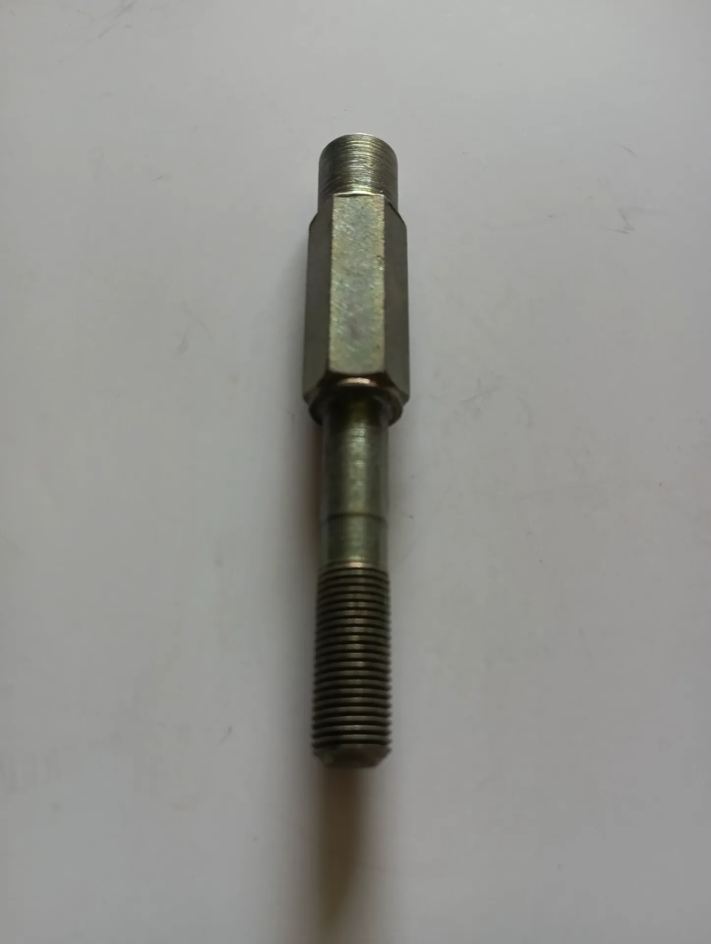 Болт ГАЗ-2217 крепления чашки пружины подвески 2